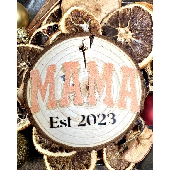 Handmade and Painted "Mama est 2023" Round wooden Christmas Ornament - Picture 1 of 1